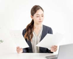 慰謝料請求の書類を確認する女性のイメージ